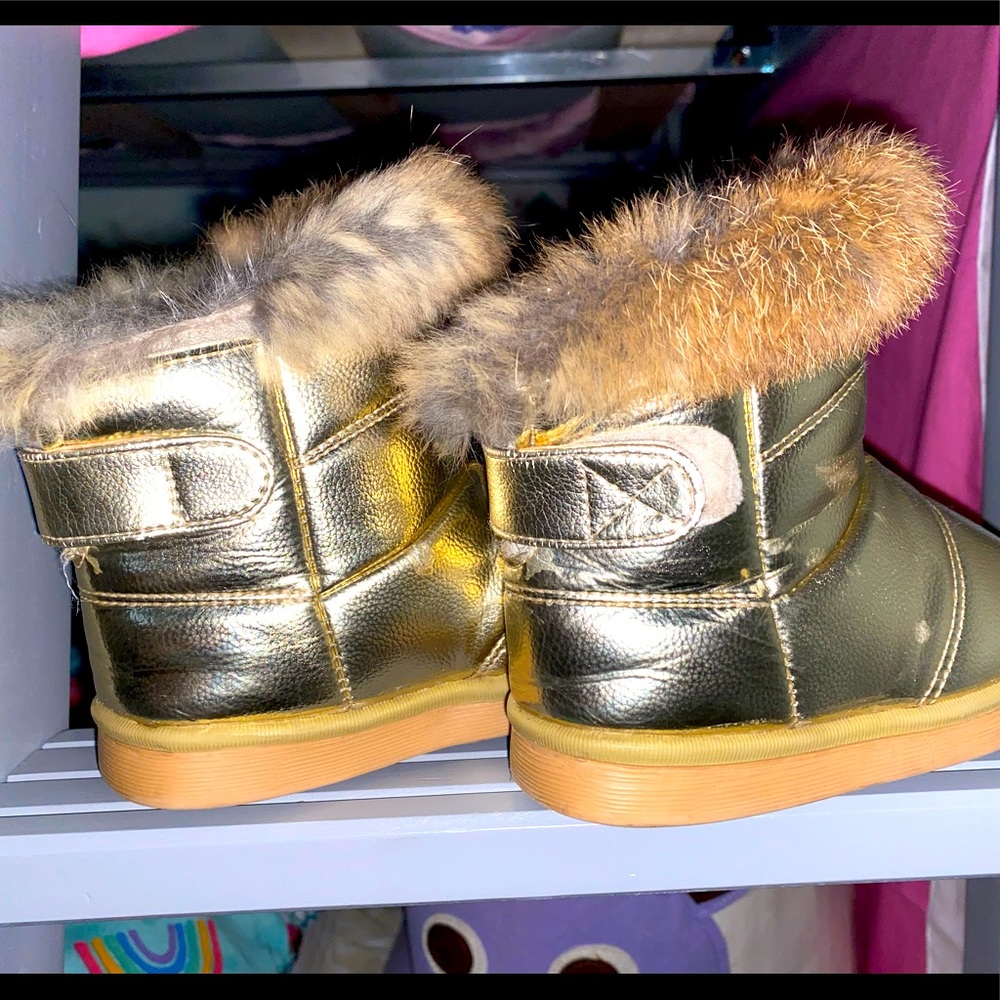 Gold metallic snow boots w/ fur lining. Size 7. Worn 3-5 times. Excellent shape.
